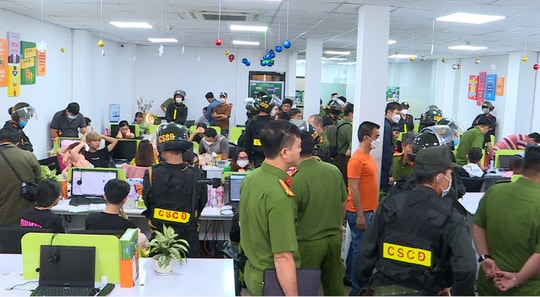 Công an khám xét tại 3 tòa nhà, tạm giữ 86 người liên quan đường dây lừa đảo qua mạng